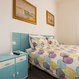 Zimmer mit Kingsize-Bett